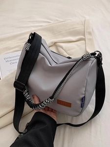 Sac fourre-tout gris en nylon avec sangle noire et poignées tressées de loisirs