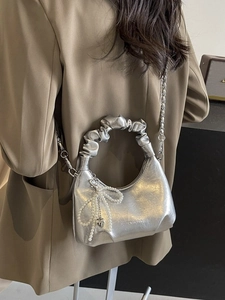 Sac Bandoulière Plissé en Cuir PU pour Femmes Sac à Main Fini Métallique Avec Nœud en Künstliche Perles Pendentif Cœur Chaîne Métallique