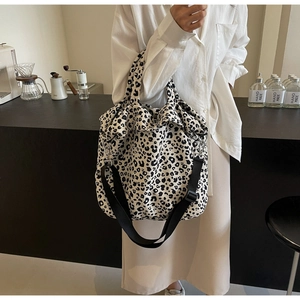 Dettaglio della borsa tote in tela leopardata con trama arricciata e tracolla