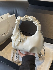 Sac lune plissé blanc crème avec nœud en perles et bandoulière chaîne argentée