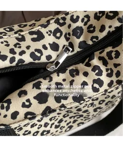 Vista macro de la cremallera metálica plateada en el bolso tote de lona con estampado de leopardo
