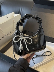 Sac à main noir brillant plissé avec breloque nœud en perles et pendentif cœur argenté