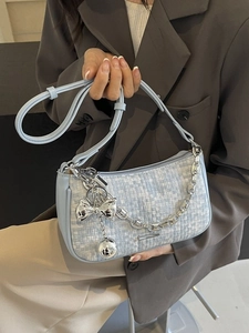 Sac Baguette Tissé pour Femme à la Mode Chaîne en Métal Pendentif Papillon Sac Bandoulière Design de Niche PU Tissu Petit Sac Carré Sous le Bras