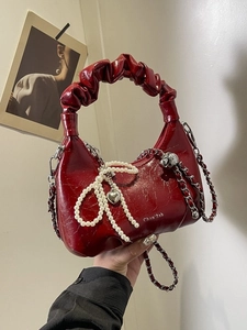 Sac à main rouge foncé en cuir verni avec poignée froncée et nœud en perles blanches