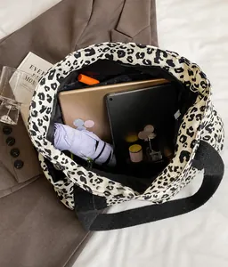 Bolso tote de lona con estampado de leopardo, asas negras y cierre de cremallera