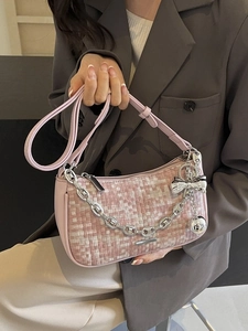Sac sous les bras en tweed rose pour femme avec chaîne argentée et nœud suspendu