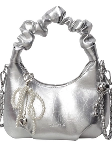 Sac à main argenté métallisé avec plis, nœud en perles et pendentif cœur