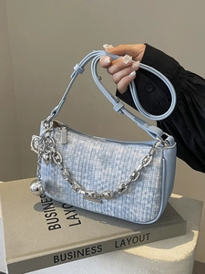 Sac sous le bras bleu clair tressé avec chaîne argentée et pendentif sphérique