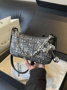 Sac sous le bras tissé chic gris et noir avec chaîne argentée et nœud