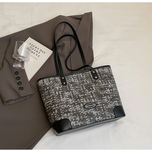 Vue détaillée du grand sac cabas avec texture tissée et finitions en cuir de qualité