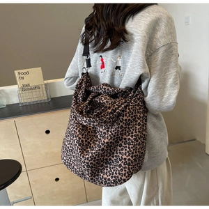 Dettaglio tracolla nera regolabile su borsa shopper capiente in tela leopardata