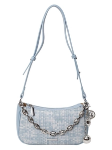 Sac sous le bras bleu clair avec chaîne en métal et détail tissé sur fond blanc