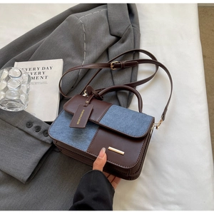 Dettaglio della borsa mini squadrata in denim e similpelle marrone a contrasto