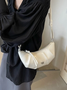 Sac Croissant en Cuir PU pour Femmes Sac à Bandoulière Minimaliste en Croissant Sac Sous le Bras pour Tendance de Rue Quotidienne