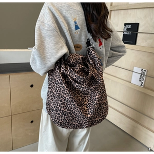 Dettaglio della borsa tote leopardata grande con ganci argento e tracolla larga