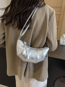 Sac à bandoulière demi-lune argenté élégant en simili cuir plissé à effet métallisé