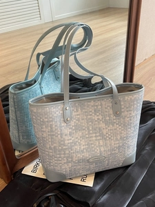 Grand sac cabas tissé en bleu clair et blanc avec fines bretelles d'épaule