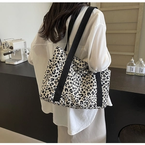 Vista posterior detallada del bolso tote de lona con estampado de leopardo y bolsillos