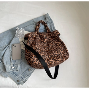 Dettaglio della borsa tote in tela leopardata con ampi spallacci e manici rinforzati