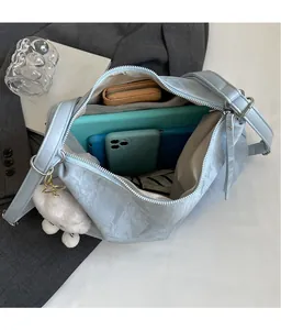 Intérieur spacieux du sac cabas bleu clair avec espace pour tablette et accessoires