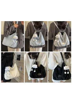 Vue détaillée du grand sac à dos avec charme nuage en bleu, blanc et noir élégant