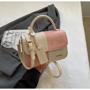 Dettaglio borsa bicolore beige e rosa con manico superiore e chiusura in metallo