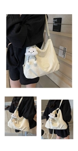 Détails du grand sac cabas blanc crème avec pendentif nuage en peluche et logo MUON