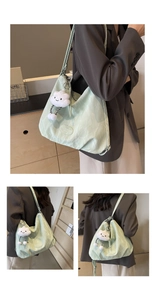 Trois vues du sac fourre-tout vert menthe texturé avec pendentif nuage peluche