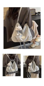 Détail du tissu plissé argenté avec logo métallique et pendentif en peluche en nuage