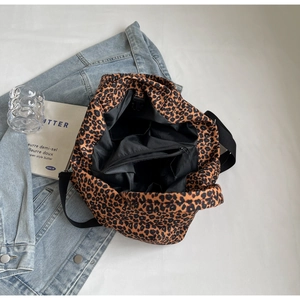 Dettaglio della borsa tote leopardata con fodera interna e tasca con cerniera