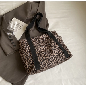 Vista detallada del bolso tote de lona con estampado de leopardo, asas anchas y gran capacidad