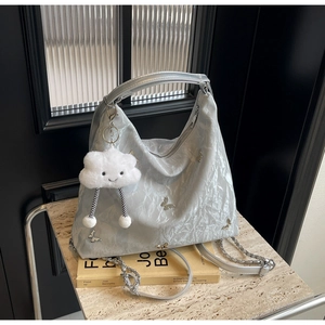 Borsa hobo metallizzata argento con farfalla decorativa e ciondolo in peluche su pietra