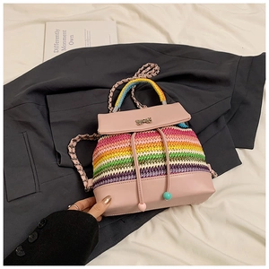 Détails du sac tissé arc-en-ciel avec rabat en cuir rose et décoration de nœud en métal