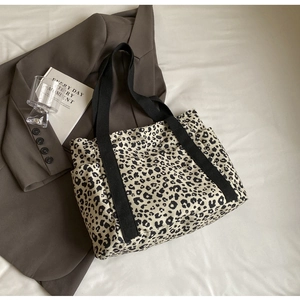 Primer plano de bolsa tote de lona con estampado de leopardo y correas anchas