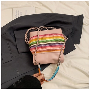Détail du sac à bandoulière en similicuir rose avec patchwork tissé arc-en-ciel coloré