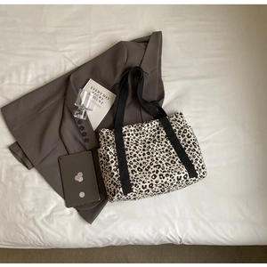 Vista superior de bolso tote de lona con estampado de leopardo y bolsillos laterales