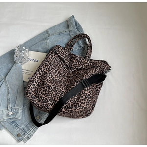 Vista dettagliata dall'alto di una borsa tote in tela con stampa leopardata alla moda