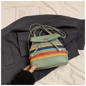 Vue détaillée du sac à dos en paille tissée colorée avec nœud en métal et chaînes