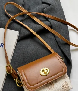 Dettaglio borsa a tracolla marrone con chiusura dorata e base fantasia KEDDY JEAN