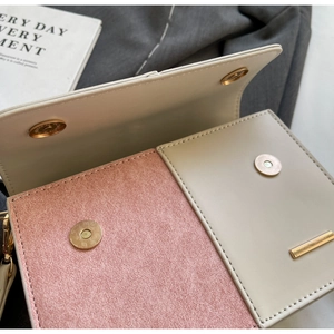 Dettaglio della borsa bicolore in rosa e bianco con fibbia magnetica dorata di lusso