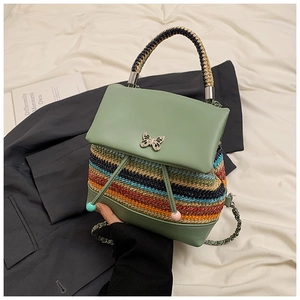 Détail du sac à dos tissé à rayures avec fermoir papillon et garniture en cuir