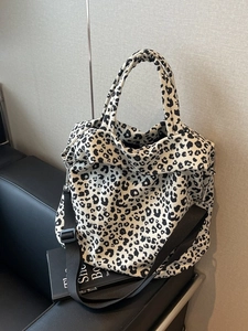 Borsa tote in tela con stampa leopardata bianca e nera e tracolla larga regolabile