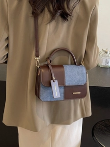 Borsa a tracolla alla moda in pelle marrone e denim blu con design patchwork