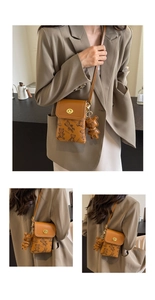 Detail der Umhängetasche mit Vintage Teddybär Print und goldenem Drehverschluss
