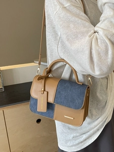 Elegante borsa a tracolla bicolore cachi e blu navy con ciondolo in pelle e metallo