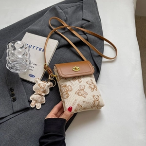 Detail der Crossbody-Handytasche mit Bären-Print und goldenem Drehverschluss