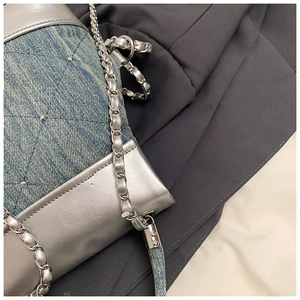Détail du sac en jean matelassé bleu avec garniture argentée et bandoulière chaîne