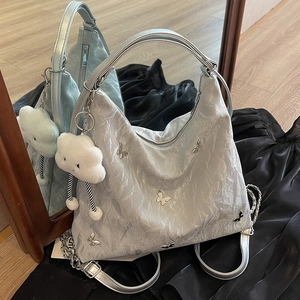 Borsa a mano argento increspata con farfalle metalliche e ciondolo a nuvola di peluche