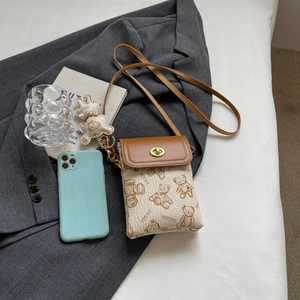 Nahaufnahme der Keddy Bear Umhängetasche mit Vintage-Print und braunem Klappverschluss