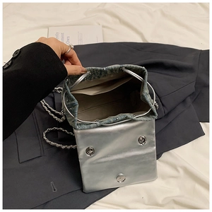 Détail de l'intérieur du sac argenté et denim avec chaîne et boucles magnétiques